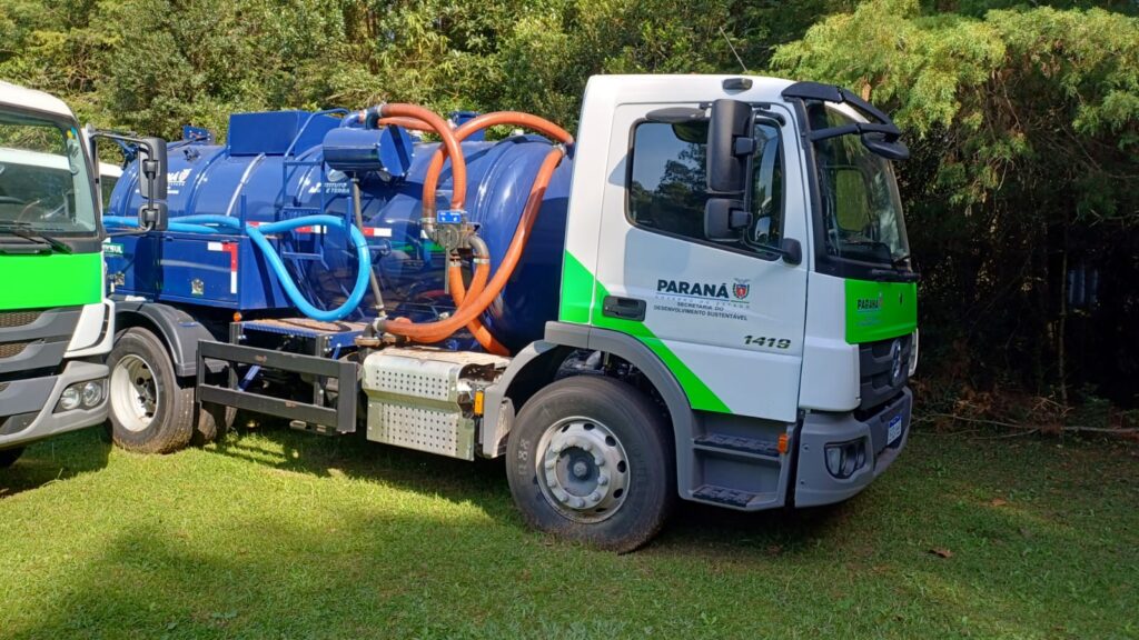 Prefeitura de Mato Rico Recebe Caminhão Limpa Fossa do Governo do Estado e do IAT