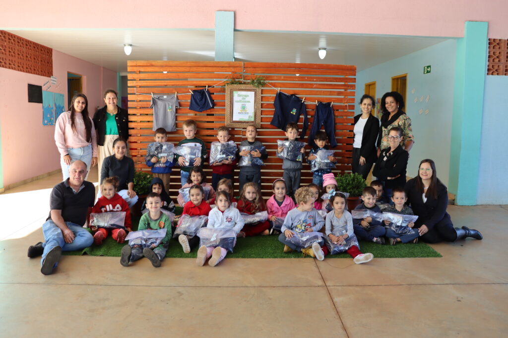 Prefeitura realiza entrega dos uniformes escolares para alunos da Rede Municipal de Ensino