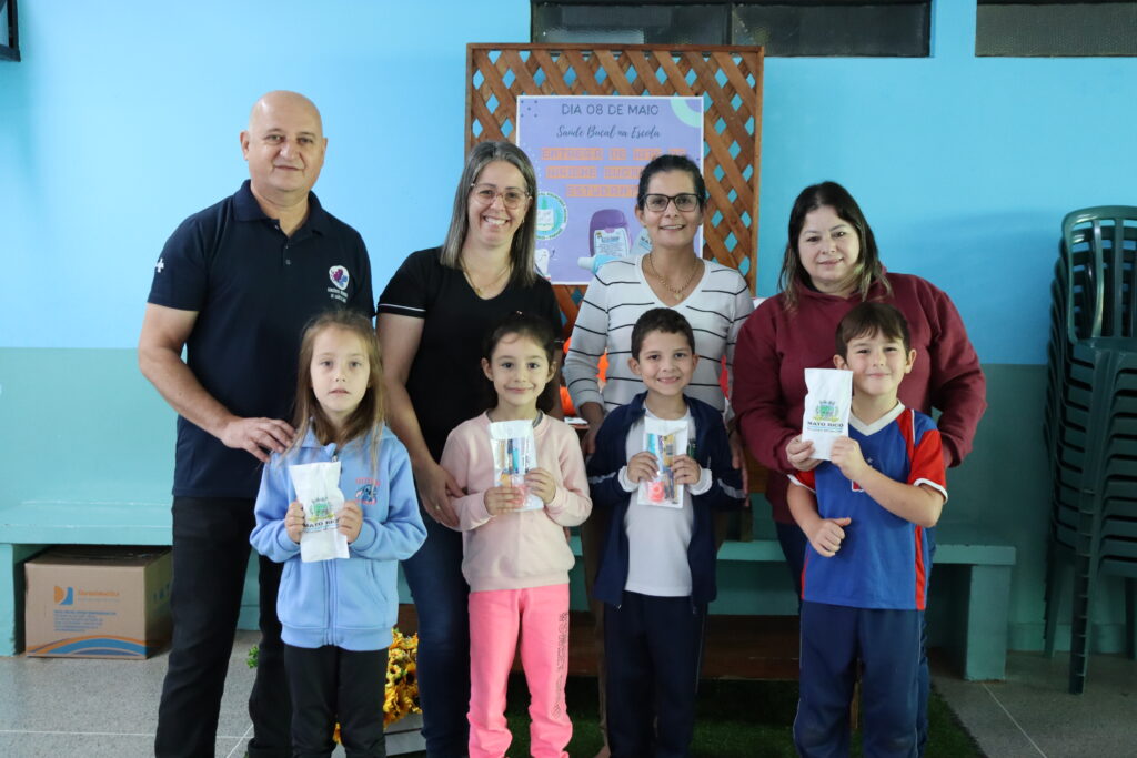 Entrega dos Kits de Higiene Bucal nas Escolas de Mato Rico