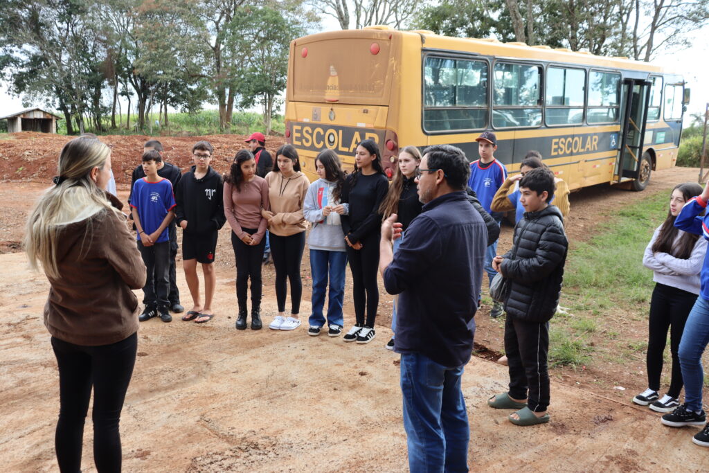Alunos do Colégio Adélia Bianco Seguro visitam Aterro Municipal na abertura da Semana do Meio Ambiente